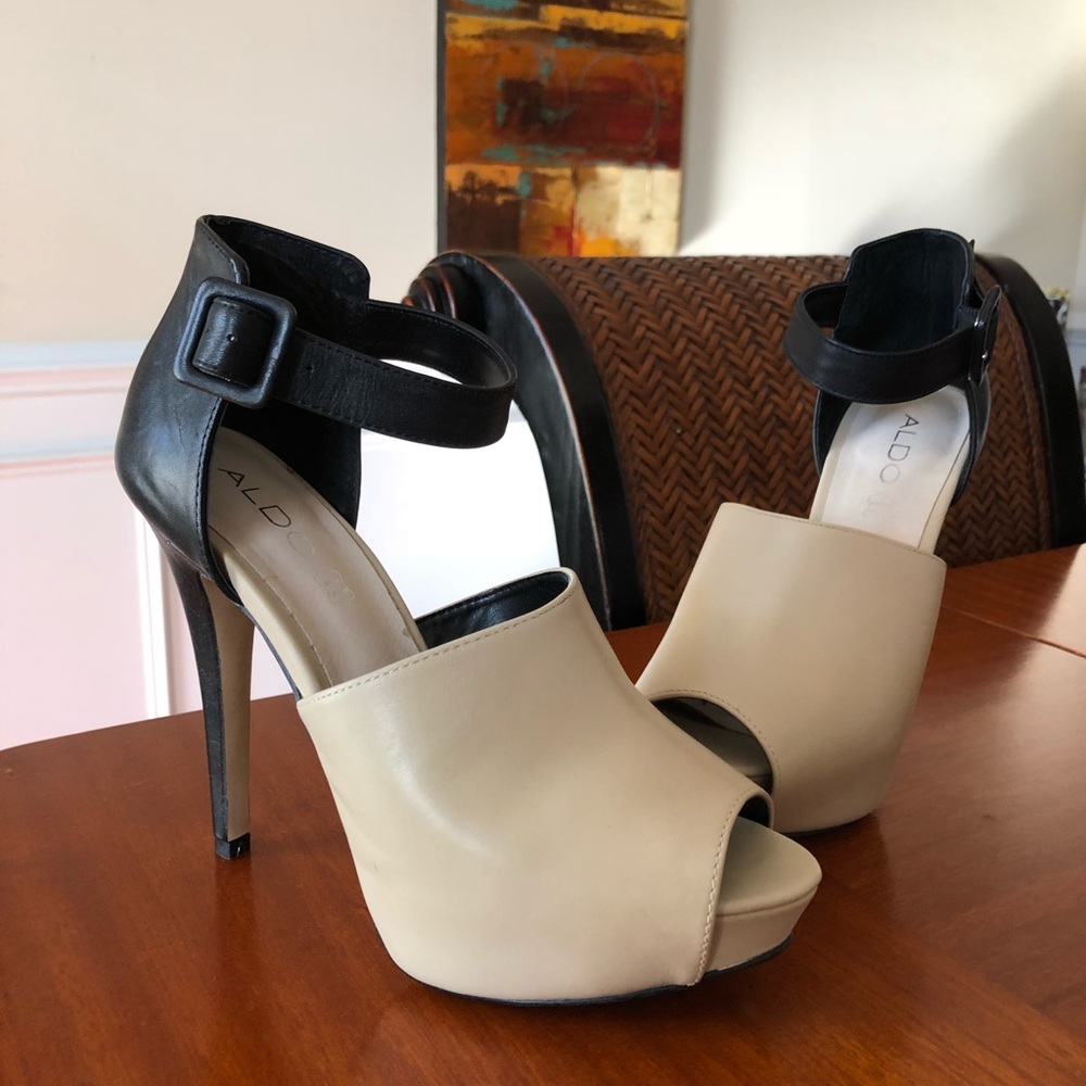 Black color peep toe shoes
